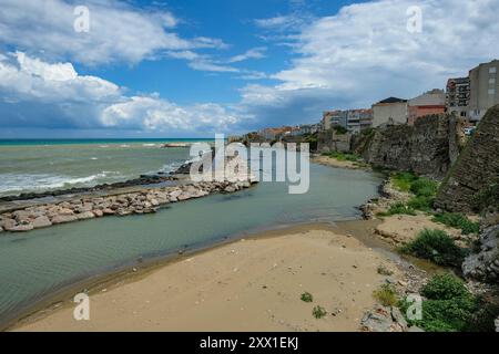 Sinop, Türkei - 31. Juli 2024: Blick auf den Strand Kumkapi in Sinop, Türkei. Stockfoto