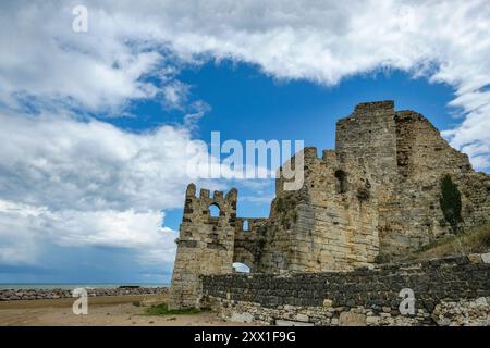 Sinop, Türkei - 31. Juli 2024: Blick auf den Strand Kumkapi in Sinop, Türkei. Stockfoto