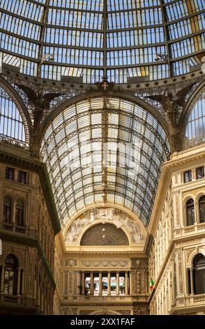 Neapel, Italien - 24. Juni 2024: Die kunstvolle Glaskuppel und die komplizierten Details der Galleria Umberto I in Neapel, Italien, zeigen die Architektur der Stadt Stockfoto