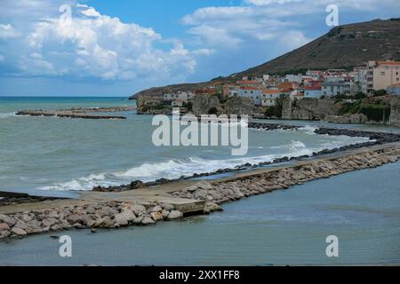 Sinop, Türkei - 31. Juli 2024: Blick auf den Strand Kumkapi in Sinop, Türkei. Stockfoto