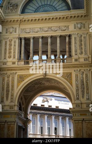 Neapel, Italien - 24. Juni 2024: Ein fesselnder Blick auf die komplizierte Architektur und die kunstvollen Details der Einkaufspassage Galleria Umberto I in Neapel Stockfoto