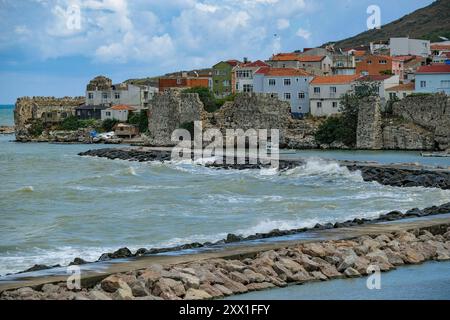 Sinop, Türkei - 31. Juli 2024: Blick auf den Strand Kumkapi in Sinop, Türkei. Stockfoto