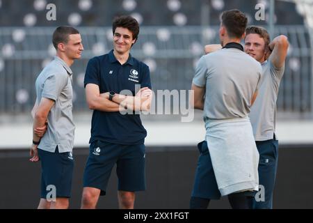 Belgrad, Serbien. August 2024. Gents Matisse Samoise (R) wurde am Mittwoch, den 21. August 2024, bei einer Inspektion des Spielfeldes der belgischen Fußballmannschaft KAA Gent in Belgrad, Serbien, dargestellt. Das Team bereitet sich auf das morgige Spiel gegen den serbischen FK Partizan Belgrad vor, in der ersten Etappe der Play-offs für die UEFA Conference League. BELGA FOTO NIKOLA KRSTIC Credit: Belga Nachrichtenagentur/Alamy Live News Stockfoto