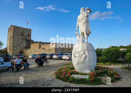 Sinop, Türkei - 1. August 2024: Statue von Diogenes, berühmter griechischer Philosoph, geboren in Sinop im 5. Jahrhundert v. Chr., Türkei. Stockfoto