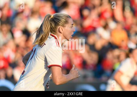 Unterhaching, Deutschland. August 2024. Unterhaching, 20. August 2024: Linda Sembrant (2 FC Bayern München) während des Freundschaftsspiels zwischen dem FC Bayern München und Juventus FC im uhlsport PARK, Unterhaching. (Sven Beyrich/SPP) Credit: SPP Sport Press Photo. /Alamy Live News Stockfoto