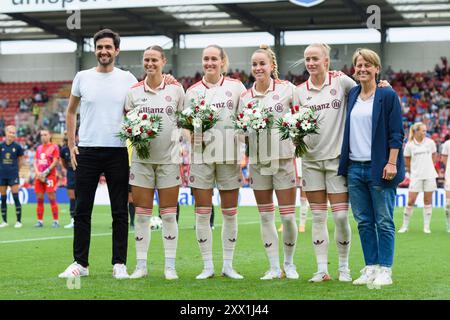 Unterhaching, Deutschland. August 2024. Unterhaching, 20. August 2024: Klara Buehl (17 FC Bayern München), Sydney Lohmann (12 FC Bayern München), Giulia Gwinn (7 FC Bayern München), Lea Schueller (11 FC Bayern München) wurden bei den Olympischen Spielen 2024 in Paris für ihre Bronzemedaille geehrt, vor dem Freundschaftsspiel zwischen dem FC Bayern München und Juventus FC im uhlsport PARK, Unterhaching. (Sven Beyrich/SPP) Credit: SPP Sport Press Photo. /Alamy Live News Stockfoto