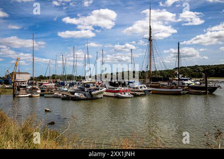 Melton, Suffolk, 21. August 2024, die Leute waren in der Deben Cafe Bar auf der HMS Vale in der Sonne, Melton, und genossen die wunderschöne Aussicht über den Fluss Deben in Suffolk. Während der Sommerferien liegen viele Boote entlang des Flusses vor. Die Temperatur beträgt zu dieser Jahreszeit angenehme 21 °C. Quelle: Keith Larby/Alamy Live News Stockfoto