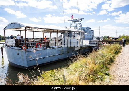 Melton, Suffolk, 21. August 2024, die Leute waren in der Deben Cafe Bar auf der HMS Vale in der Sonne, Melton, und genossen die wunderschöne Aussicht über den Fluss Deben in Suffolk. Während der Sommerferien liegen viele Boote entlang des Flusses vor. Die Temperatur beträgt zu dieser Jahreszeit angenehme 21 °C. Quelle: Keith Larby/Alamy Live News Stockfoto