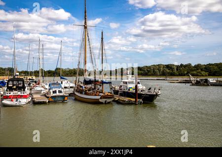 Melton, Suffolk, 21. August 2024, die Leute waren in der Deben Cafe Bar auf der HMS Vale in der Sonne, Melton, und genossen die wunderschöne Aussicht über den Fluss Deben in Suffolk. Während der Sommerferien liegen viele Boote entlang des Flusses vor. Die Temperatur beträgt zu dieser Jahreszeit angenehme 21 °C. Quelle: Keith Larby/Alamy Live News Stockfoto