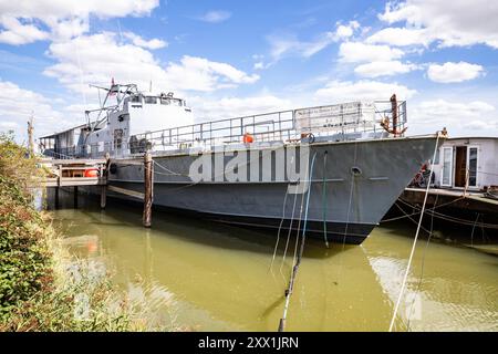 Melton, Suffolk, 21. August 2024, die Leute waren in der Deben Cafe Bar auf der HMS Vale in der Sonne, Melton, und genossen die wunderschöne Aussicht über den Fluss Deben in Suffolk. Während der Sommerferien liegen viele Boote entlang des Flusses vor. Die Temperatur beträgt zu dieser Jahreszeit angenehme 21 °C. Quelle: Keith Larby/Alamy Live News Stockfoto