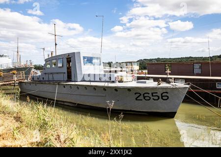 Melton, Suffolk, 21. August 2024, die Leute waren in der Deben Cafe Bar auf der HMS Vale in der Sonne, Melton, und genossen die wunderschöne Aussicht über den Fluss Deben in Suffolk. Während der Sommerferien liegen viele Boote entlang des Flusses vor. Die Temperatur beträgt zu dieser Jahreszeit angenehme 21 °C. Quelle: Keith Larby/Alamy Live News Stockfoto