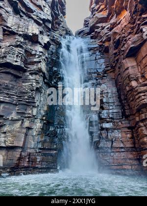 Einer der zwei 100 Meter hohen Wasserfälle, die sich im Warton Sandstone, King George River, Kimberley, Western Australia, Australien, Pazifik Stockfoto