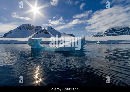 Blick auf ruhige Meere und reflektierte Berge rund um Damoy Point in der Bucht von Dorian, Antarktis, Polarregionen Stockfoto