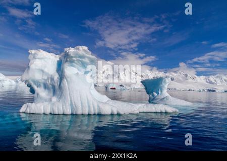 Blick auf ruhige Meere und Eisberge mit reflektierten Bergen rund um Damoy Point in der Bucht von Dorian, Antarktis, Polarregionen Stockfoto