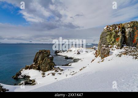 Blick auf die schneebedeckte Half Moon Island in der South Shetland Group, Antarktis, Südpolarregionen Stockfoto