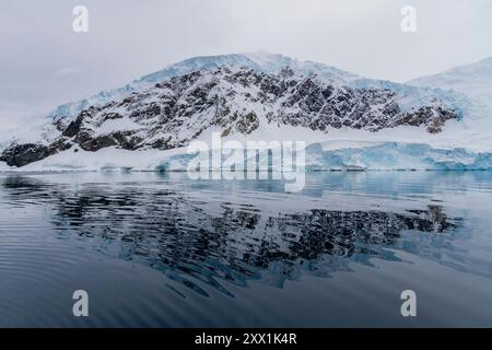 Blick auf ruhige Meere und reflektierte Berge rund um den Neko Harbor auf der westlichen Seite der Antarktischen Halbinsel, Polarregionen Stockfoto