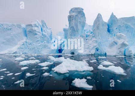 Blick auf die Gletscherhöhle des Gezeitenwassers, die tief im Neko Harbor auf der westlichen Seite der Antarktischen Halbinsel, Polarregionen, gefunden wurde Stockfoto