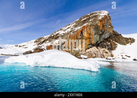 Blick auf ruhige Meere und reflektierte Berge rund um die Paradise Bay auf der westlichen Seite der Antarktischen Halbinsel, Polarregionen Stockfoto