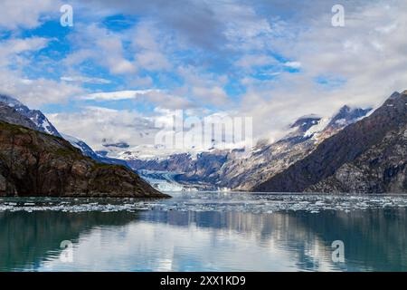 Blick auf den Johns Hopkins Glacier und die Fairweather Range im Glacier Bay National Park and Preserve, Alaska Stockfoto