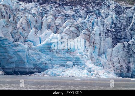 Eine Nahaufnahme des Lamplugh-Gletschers im Glacier Bay-Nationalpark und Preserve, UNESCO-Weltkulturerbe, Südost-Alaska, Vereinigte Staaten von Amerika Stockfoto