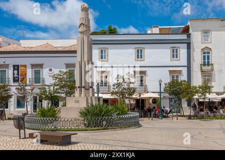 Kriegsdenkmal am Platz Praca da Republica, Tavira, Algarve, Portugal, Iberische Halbinsel, Südwesteuropa Stockfoto