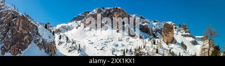 Weites Winterpanorama der Dolomiten im Skigebiet Arabba in Italien mit wunderschönen Felsen, Schnee und Skifahrern auf der Skipiste von Porta Vescovo nach Arabba Stockfoto