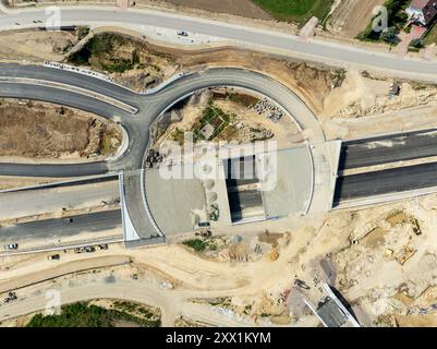 Verkehrskreis, Tunnel und Rampen im Bau am nördlichen Teil der Umgehungsstraße um Krakau. Zielonki-Kreuzung auf der S52 zur A4 mit Stockfoto