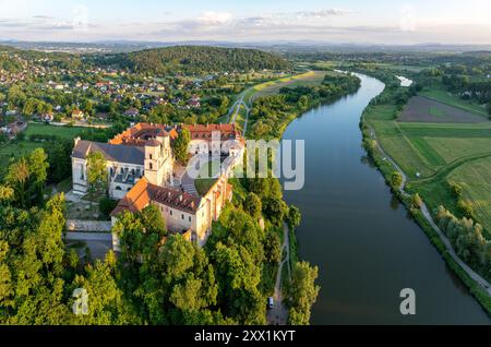 Tyniec bei Krakau, Polen. Benediktinerabtei, Kloster und Barockkirche mit gotischem Presbyterium auf der Felsklippe und der Weichsel. Luftaufnahme Stockfoto