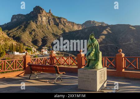 Blick über Tejeda zum Roque Nublo, Gran Canaria, Kanarische Inseln, Spanien, Atlantik, Europa Stockfoto