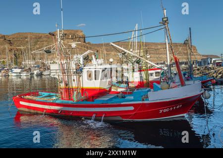 Fischerboot im Hafen von Puerto de Mogan, Gran Canaria, Kanarischen Inseln, Spanien, Atlantik, Europa Stockfoto