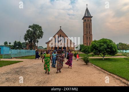 Frauen verlassen die Kathedrale nach dem Gottesdienst in Kananga, Zentralkasai, Demokratische Republik Kongo, Afrika Stockfoto