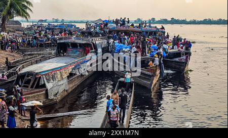 Flussboot auf dem Kongo, Mbandaka, Provinz Equateur, Demokratische Republik Kongo, Afrika Stockfoto