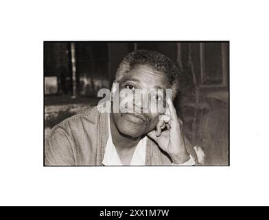 Ein posiertes Foto des Jazz-Schlagzeugers und -Pädagogen Billy Hart. Im Freien auf der Westseite von Lower manhattan im Jahr 1983 geschossen. Eine Auslösung aus einem Cover-Shooting für die LP Oshumare. Stockfoto