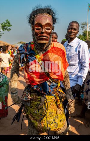 Traditioneller maskierter Mann, Tshikapa, Kasai, Demokratische Republik Kongo, Afrika Stockfoto