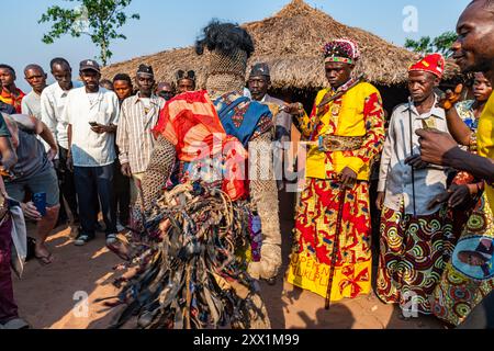 Traditioneller maskierter Mann, Tshikapa, Kasai, Demokratische Republik Kongo, Afrika Stockfoto