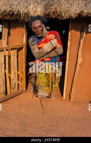 Traditioneller maskierter Mann, Tshikapa, Kasai, Demokratische Republik Kongo, Afrika Stockfoto