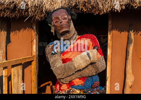 Traditioneller maskierter Mann, Tshikapa, Kasai, Demokratische Republik Kongo, Afrika Stockfoto