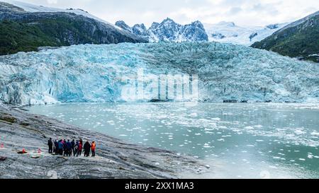 Touristen, die unter dem Pia-Gletscher stehen, Feuerland, Chile, Südamerika Stockfoto