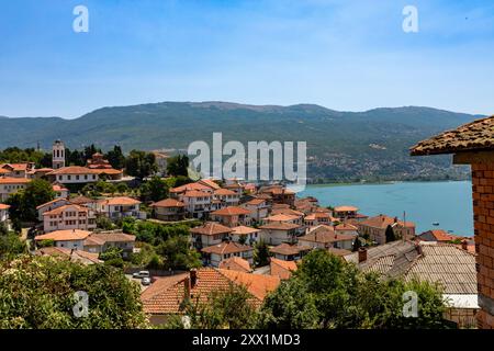 Blick auf den Ohrid-Hügel mit dem Ohrid-See in der Ferne, Mazedonien, Europa Stockfoto