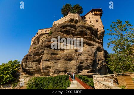 Brückenblick auf die Meteora-Klöster, UNESCO-Weltkulturerbe, Thessalien, Griechenland, Europa Stockfoto