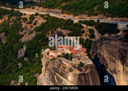 Blick auf die Meteora-Klöster, UNESCO-Weltkulturerbe, Thessalien, Griechenland, Europa Stockfoto
