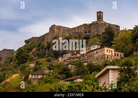 Blick auf das Schloss von Gjirokastra, UNESCO-Weltkulturerbe, Albanien, Europa Stockfoto