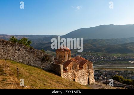 Blick auf die Heilige Dreifaltigkeitskirche, Berat, Albanien, Europa Stockfoto