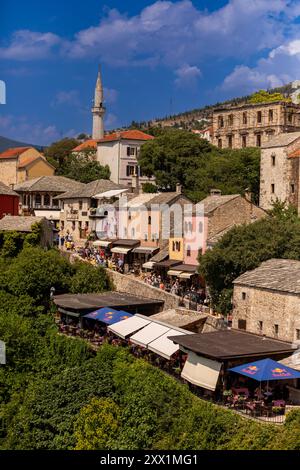 Gebäude entlang des Neretva-Flusses in Mostar, Mostar, Bosnien und Herzegowina, Europa Stockfoto