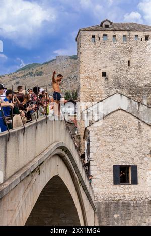 Ein Mann, der gerade von der Stari Most Brücke springt, Mostar, Bosnien und Herzegowina, Europa Stockfoto