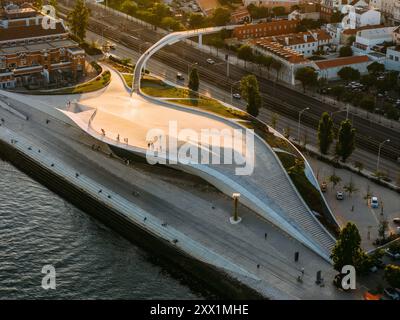 Drohnenansicht des Museums für Kunst, Architektur und Technologie (MAAT), Lissabon, Portugal, Europa Stockfoto