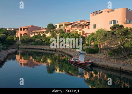 Blick auf die stillen Gewässer des Hafens, am frühen Morgen, Porto Cervo, Costa Smeralda, Arzachena, Sassari, Sardinien, Italien, Mittelmeer, Europa Stockfoto