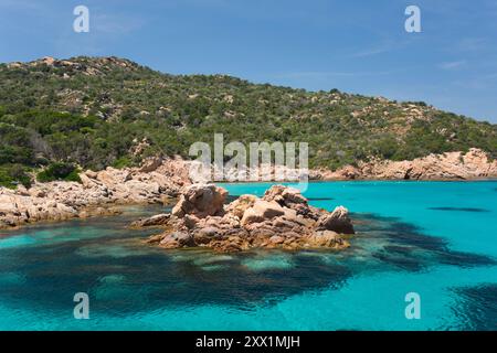 Typische Granitfelsen im türkisfarbenen Meer vor Cala Granara, Spargi Island, La Maddalena Archipel Nationalpark, Sassari, Sardinien Stockfoto