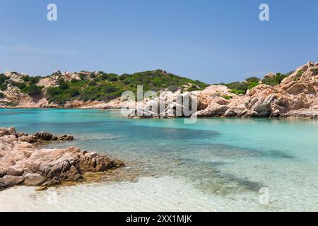 Blick vom Ufer über das ruhige türkisfarbene Wasser von Cala Napoletana, Caprera Island, La Maddalena Archipel Nationalpark, Sassari, Sardinien Stockfoto