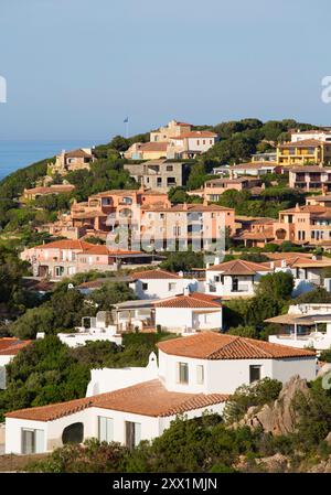 Blick über gekachelte Dächer zu Häusern, die sich an felsigen Hügeln, Porto Cervo, Costa Smeralda, Arzachena, Sassari, Sardinien, Italien, Mittelmeer, Europa Stockfoto